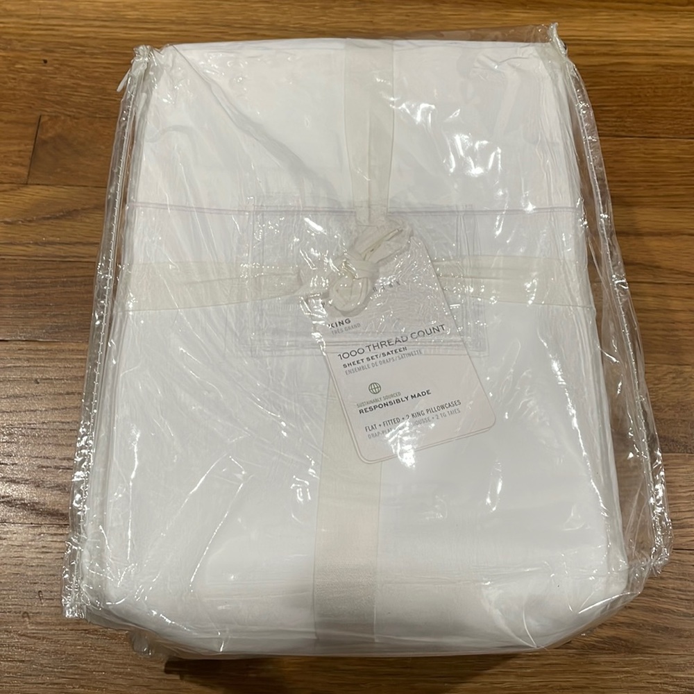 Brand new Pottery Barn 1000 Thread Count Sheet Set/Sateen Size King
